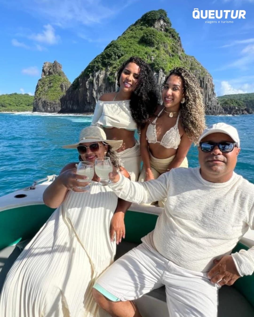 Família brindando em passeio de barco com o Morro Dois Irmãos ao fundo