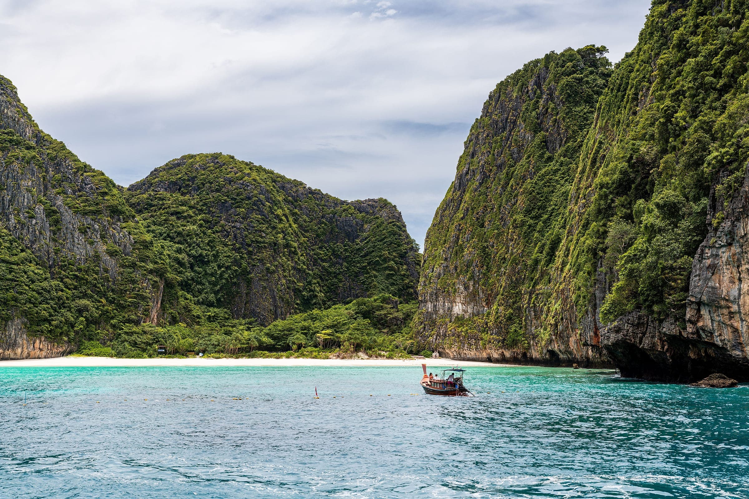 Maya Bay entre falésias de calcário, Tailândia