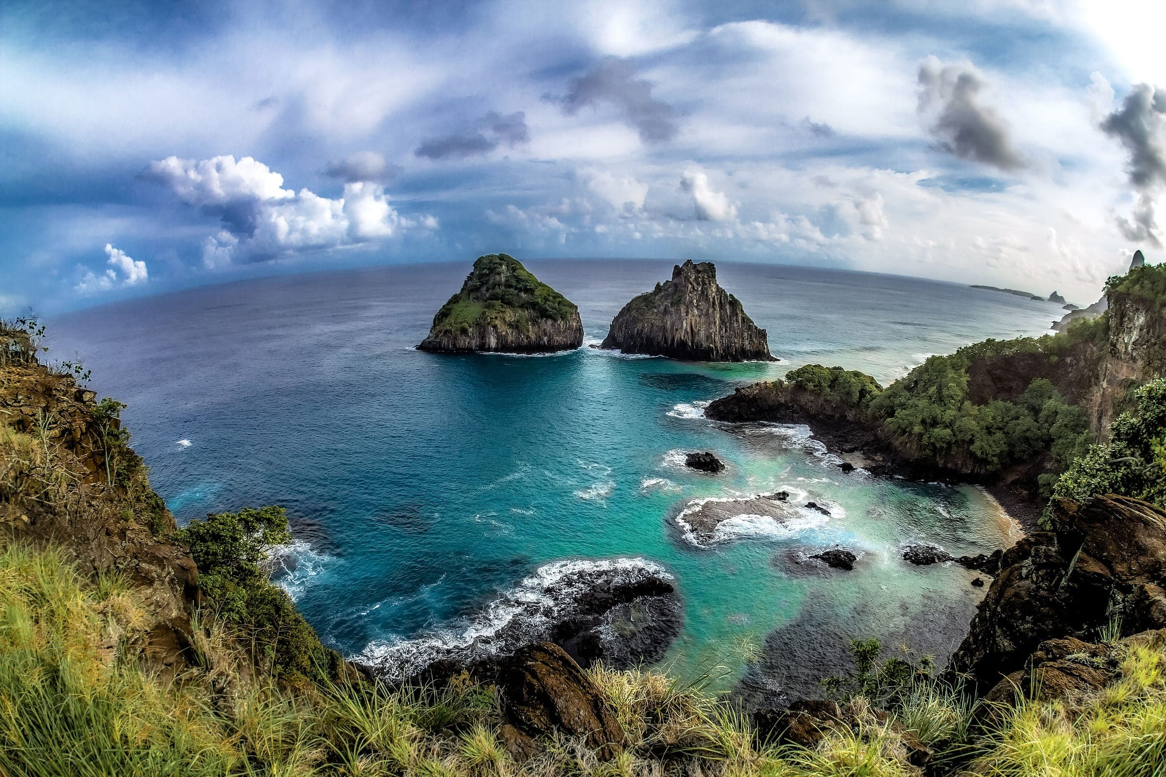 Costa de Fernando de Noronha com o Morro Dois Irmãos