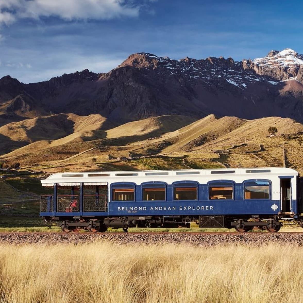 Trem andino cruzando a cordilheira no Peru