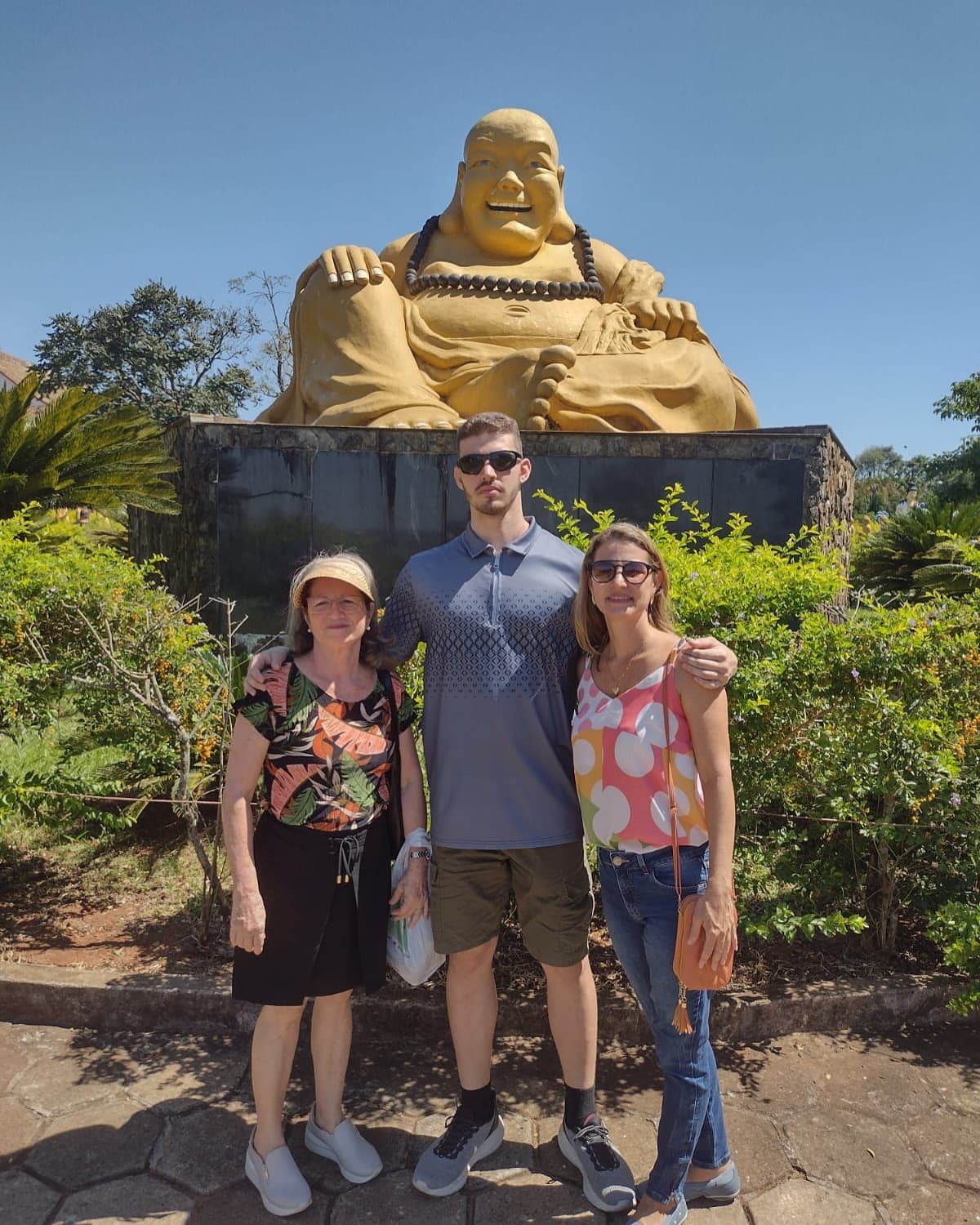 Família em passeio cultural no templo budista