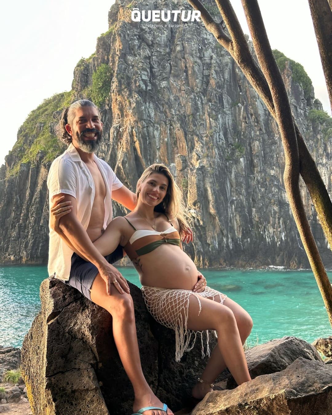 Casal em ensaio em Fernando de Noronha, com o Morro Dois Irmãos ao fundo