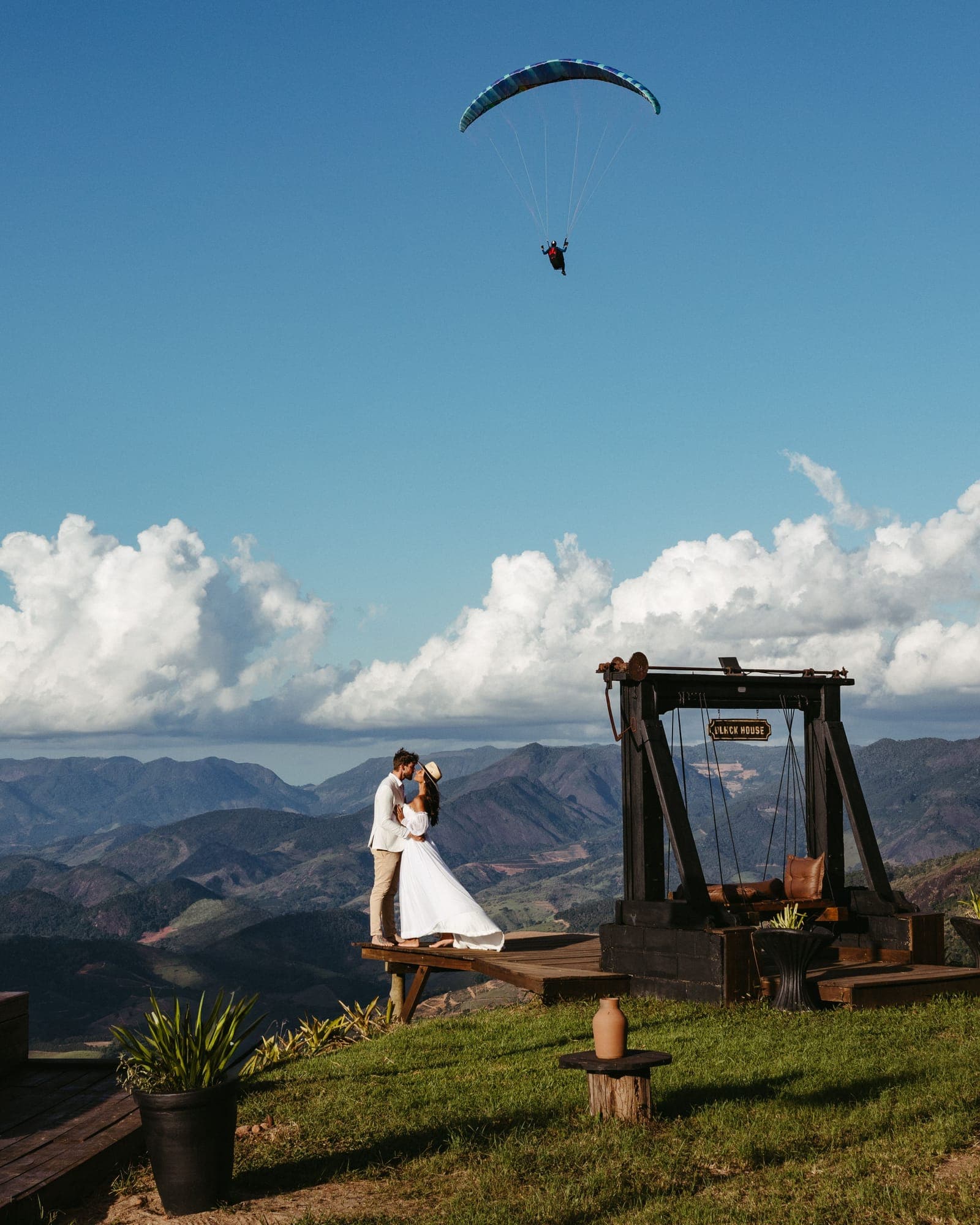 Casal na montanha — casamento a dois