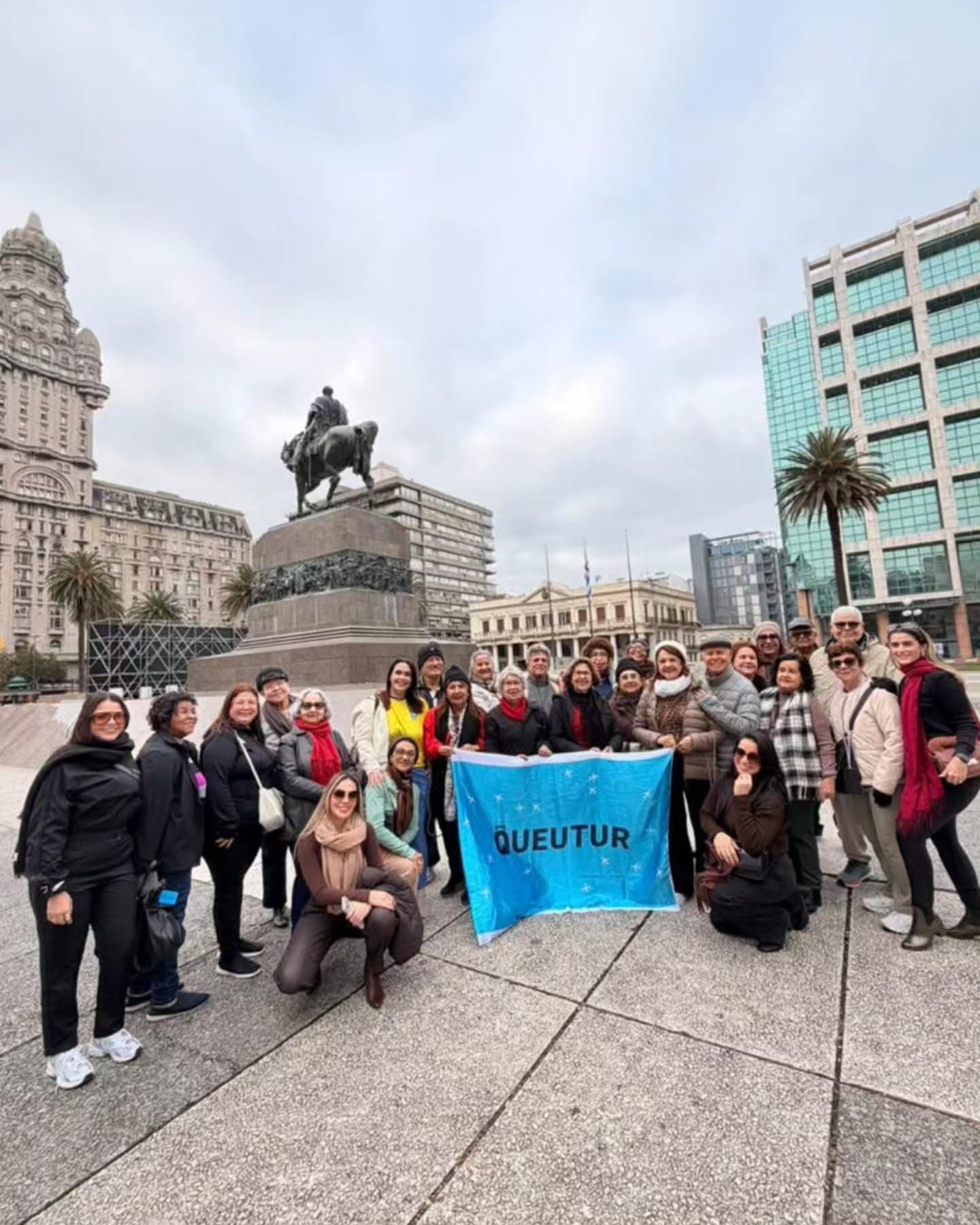 Grupo de clientes QueuTur na Praça Independência, em Montevidéu