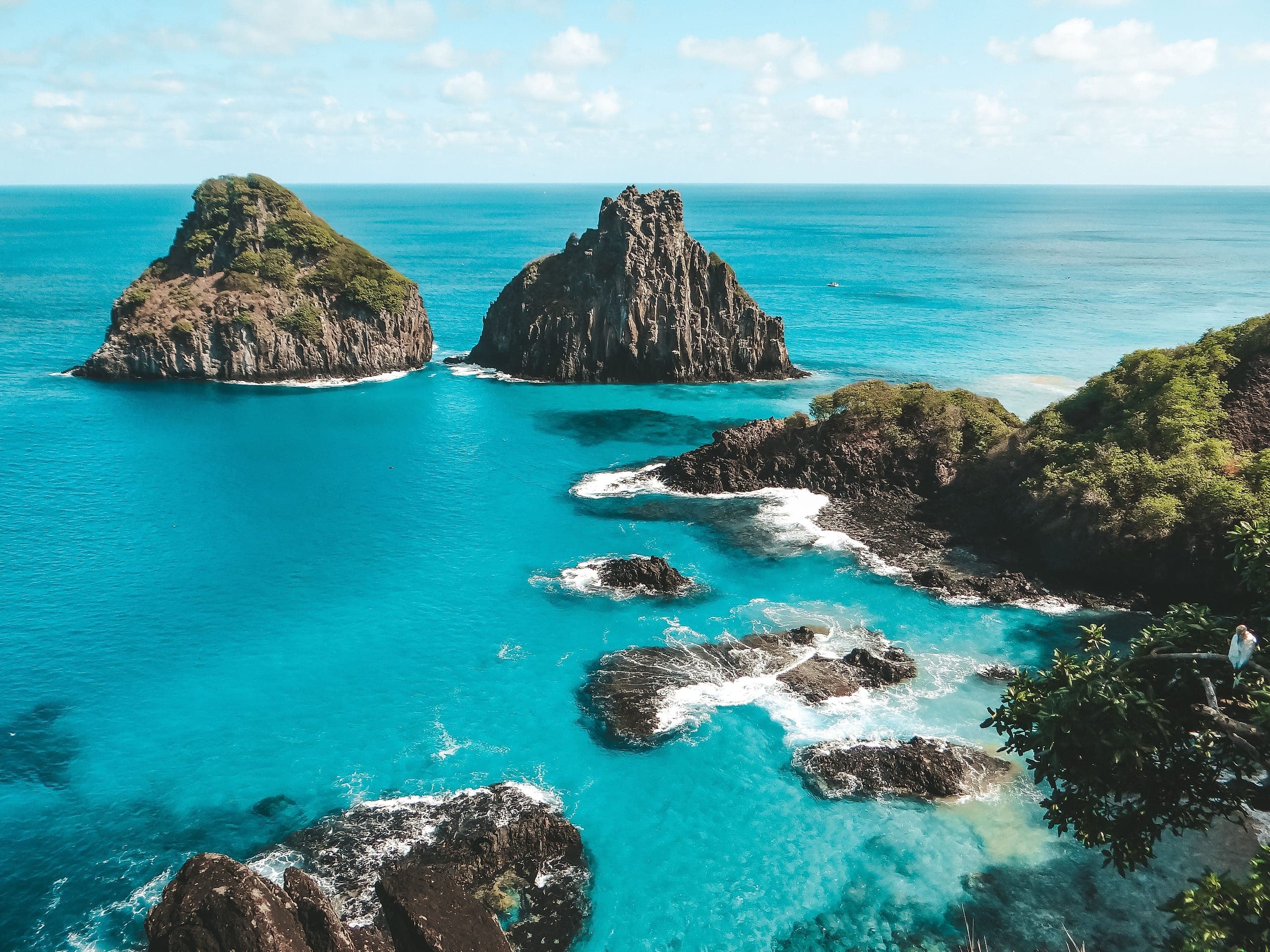 Fernando de Noronha visto de cima, mar turquesa e as ilhas