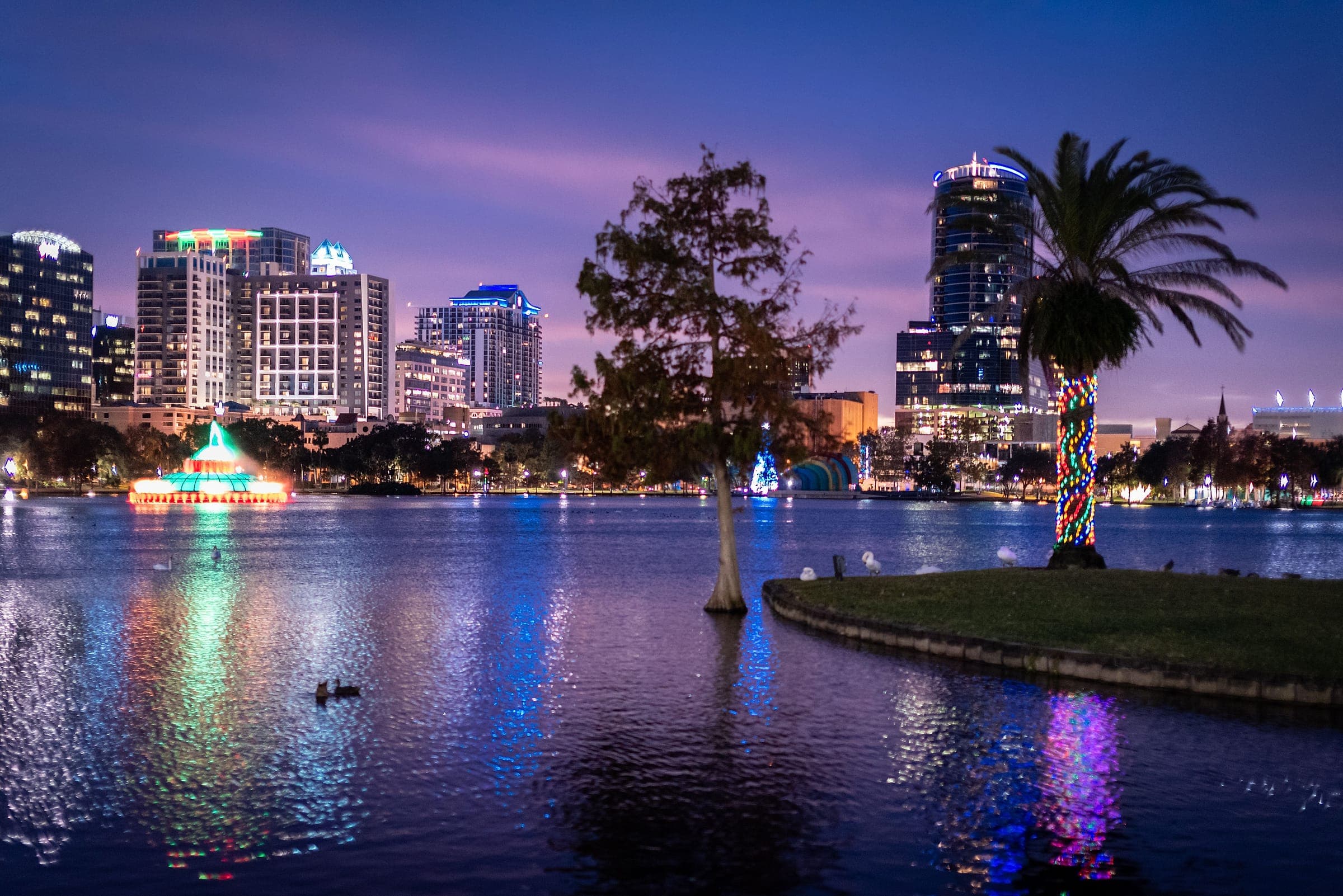 Skyline de Orlando à noite, no Lake Eola
