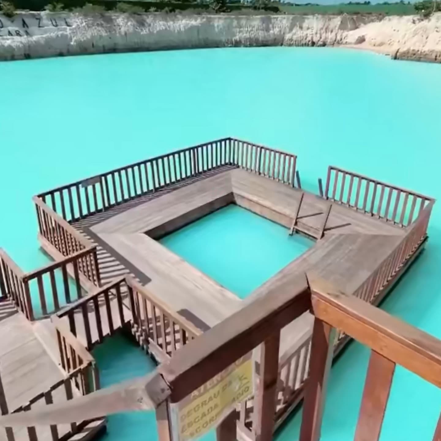 Deck sobre piscina natural turquesa