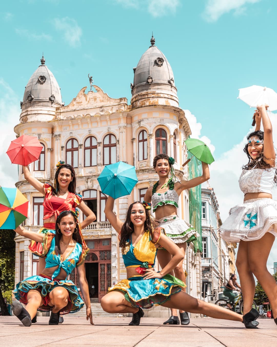 Passistas de frevo com sombrinhas coloridas no Recife Antigo